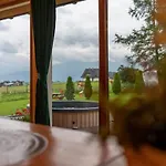 Wierchowa Jacuzzi & Sauna شاليه