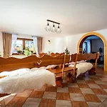 Wierchowa Jacuzzi & Sauna شاليه *