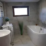 Wierchowa Jacuzzi & Sauna شاليه *