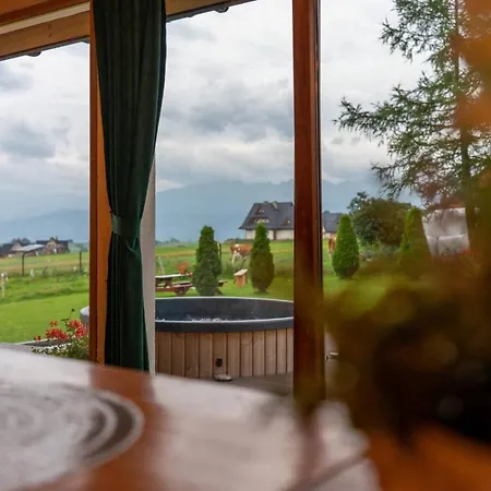 Wierchowa Jacuzzi & Sauna בקתה