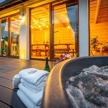 Wierchowa Jacuzzi & Sauna * זקופאנה