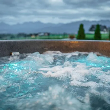 Wierchowa Jacuzzi & Sauna בקתה *