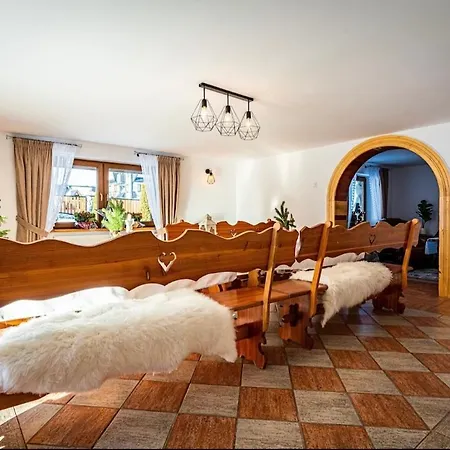 Wierchowa Jacuzzi & Sauna בקתה *