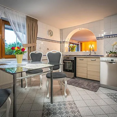 Wierchowa Jacuzzi & Sauna זקופאנה