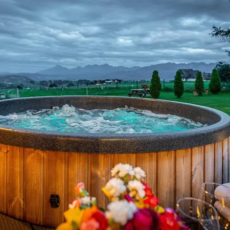 Wierchowa Jacuzzi & Sauna בקתה *