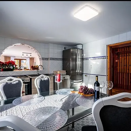 Wierchowa Jacuzzi & Sauna Dağ evi *