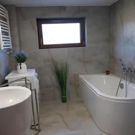 Wierchowa Jacuzzi & Sauna בקתה *