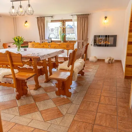 Wierchowa Jacuzzi & Sauna בקתה *